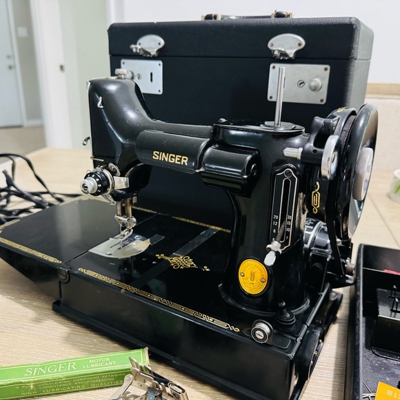 Antique Singer featherweight 221 sewing machine 1947 - Picture 7 of 16